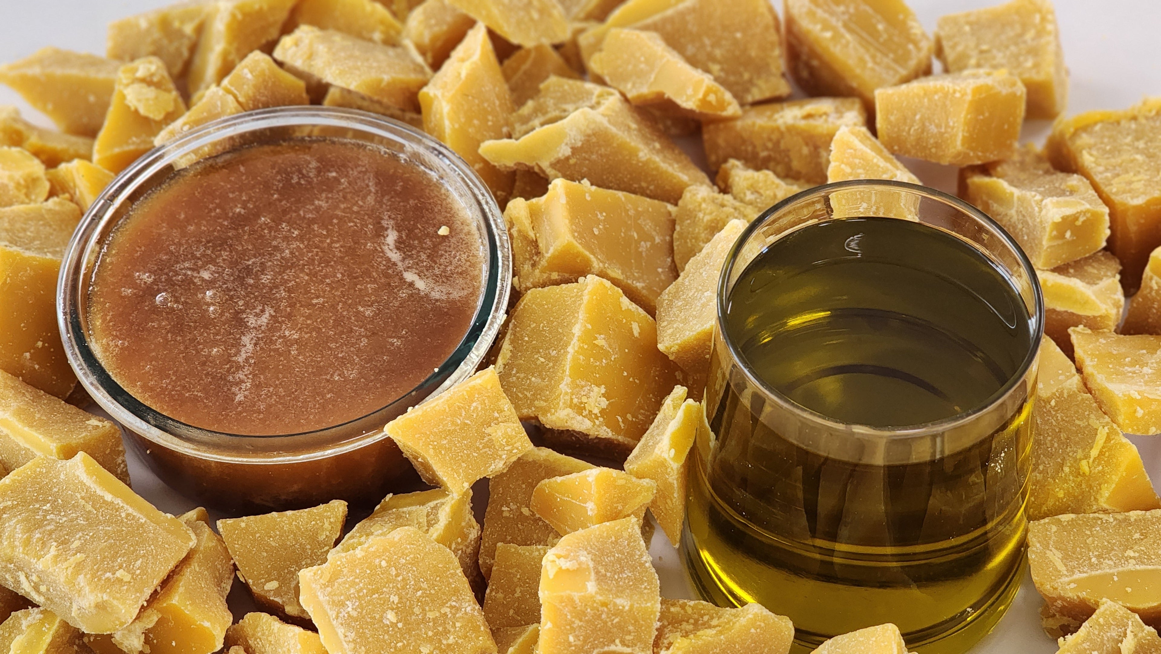 Beeswax in Skincare: The Gentle Emulsifier Your Skin Loves