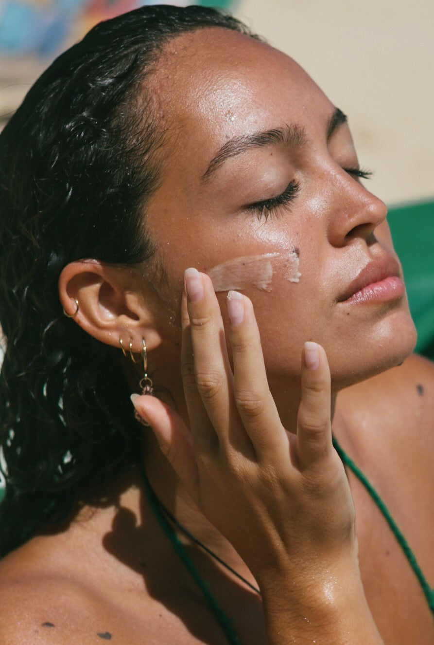 Woman applying Face & Eye Crème to her skin